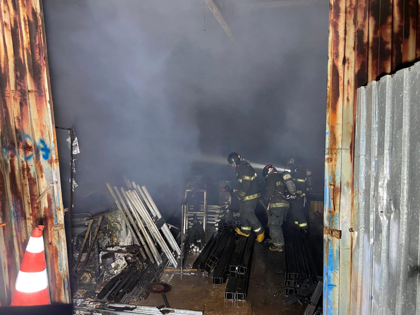 Incêndio atinge serralheria no bairro Itamaraty em Artur Nogueira