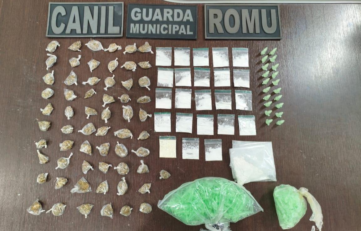 GCM apreende drogas escondidas em telhado e detém mulher suspeita de tráfico em Artur Nogueira